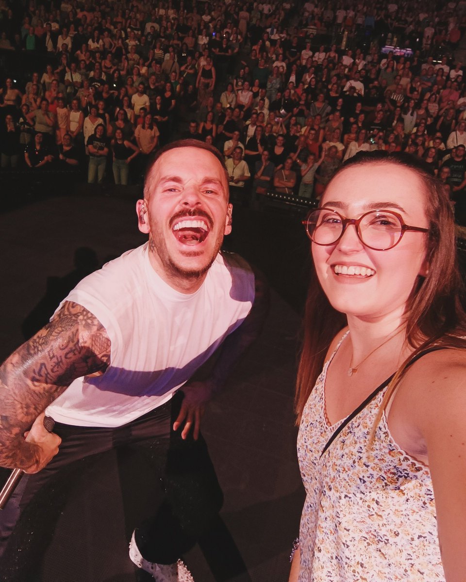 angeleacc's tweet photo. Cette aventure Epicentre se termine en beauté 🫶🏻 14 ans après encore à la poursuite de mes rêves ✨ " on dit souvent c'est impossible, mais l'impossible arrive souvent" ❤️Merci @MPokora pr les bonnes ondes 🫶🏻(tu seras bien en photo comme convenu! Guette ça sur les réseaux soon👋) https://t.co/nGCvZnSkKe