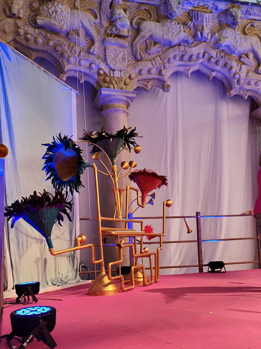 El escenario del Maratón ha sido diseñado por la artista Sandra Illana @sandritaca. Ella ha puesto el color, su buen hacer y la nota musical a este #33MaratónCuentos.
#33MaratónCuentos #narraciónoral #lamusica #guadalajaraciudaddeloscuentos #guadalajaraespaña