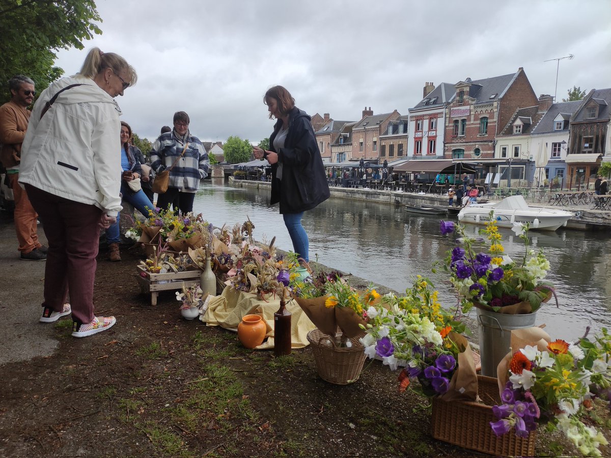🚣🏻‍♂️ Descente en barque ce matin avec vente de 🥦 légumes et fleurs💐, reconstituant pendant quelques instants le Marché sur l'eau des #hortillonnages d'antan. Merci aux participants et associations partenaires pour le succès de cet évènement. #Amiens