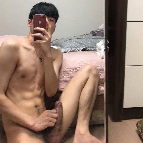 zhangjun530's tweet photo. 肉棒硬的压不住了 好想操逼🥵 https://t.co/wCpscY5WRE