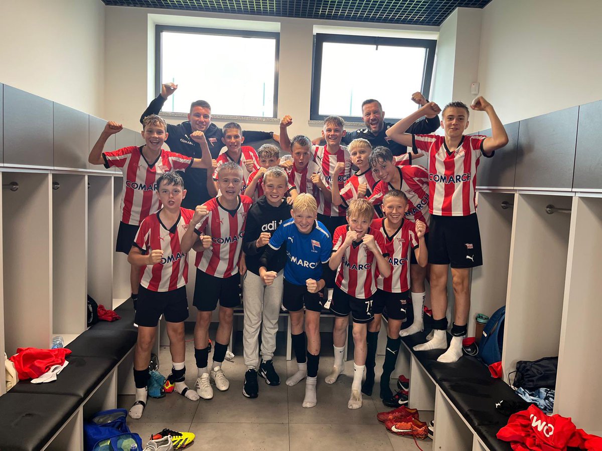 AkademiaKSC's tweet photo. Po dzisiejszym remisie 3:3 z Pcimianką Pcim drużyna U-13 zapewniła sobie mistrzostwo Małopolskiej Ligi Młodzików 🏆👏

Gratulacje chłopaki ⚪️🔴 https://t.co/V9XJ3S0Szn