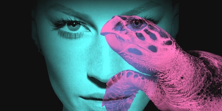 concienciaeco's tweet photo. Gisele Bundchen se transforma en tortuga contra el comercio ilegal de animales #WildforLife https://t.co/Gc6tfQbUKo #medioambiente https://t.co/4ti3FBffEM