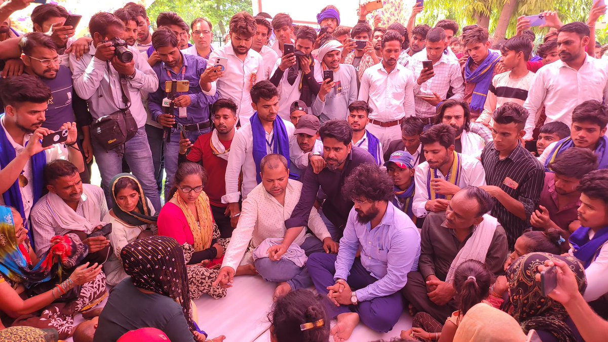 abhijatav07's tweet photo. हम अलीगढ़ स्थित अम्बेडकर पार्क में हैं जहाँ गौरव जाटव जिसकी बीते दिनों निर्मम हत्या कर दी गई तो हमारा @Dm_Aligarh से निवेदन है कि आज दिनांक 16 जून शाम 5 बजे तक धरना स्थल अम्बेडकर पार्क घण्टा घर पहुँचकर पीड़ित पक्ष की बात सुनने का कष्ट करें, अन्यथा हम 5 बजे के बाद Dm अलीगढ़ कार्यालय का घेराव करेंगे। 

@aligarhpolice