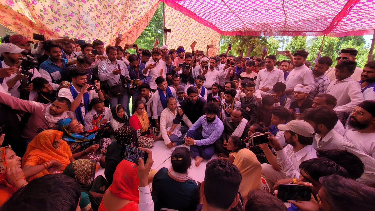 abhijatav07's tweet photo. हम अलीगढ़ स्थित अम्बेडकर पार्क में हैं जहाँ गौरव जाटव जिसकी बीते दिनों निर्मम हत्या कर दी गई तो हमारा @Dm_Aligarh से निवेदन है कि आज दिनांक 16 जून शाम 5 बजे तक धरना स्थल अम्बेडकर पार्क घण्टा घर पहुँचकर पीड़ित पक्ष की बात सुनने का कष्ट करें, अन्यथा हम 5 बजे के बाद Dm अलीगढ़ कार्यालय का घेराव करेंगे। 

@aligarhpolice