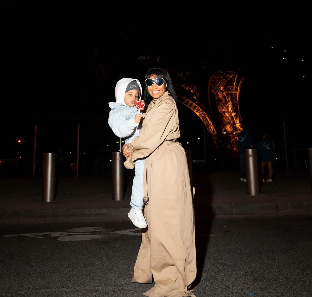 PopFrenzy's tweet photo. @NICKIMINAJ à Paris avec son fils ❤️ https://t.co/d0t8CH890Y