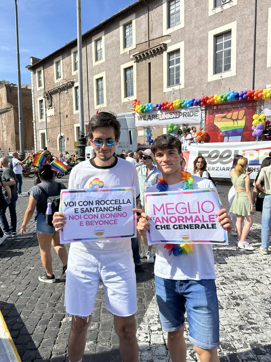 FerlitoEnnio's tweet image. Ieri al #RomaPride sul carro di @Piu_Europa per ribadire concetti molto semplici, che però fasci e bigotti faticano a comprendere: libertà di essere chi si è, libertà di amare chi si ama. 🏳️‍🌈🇪🇺
#Pride #PrideMonth #LoveIsLove
