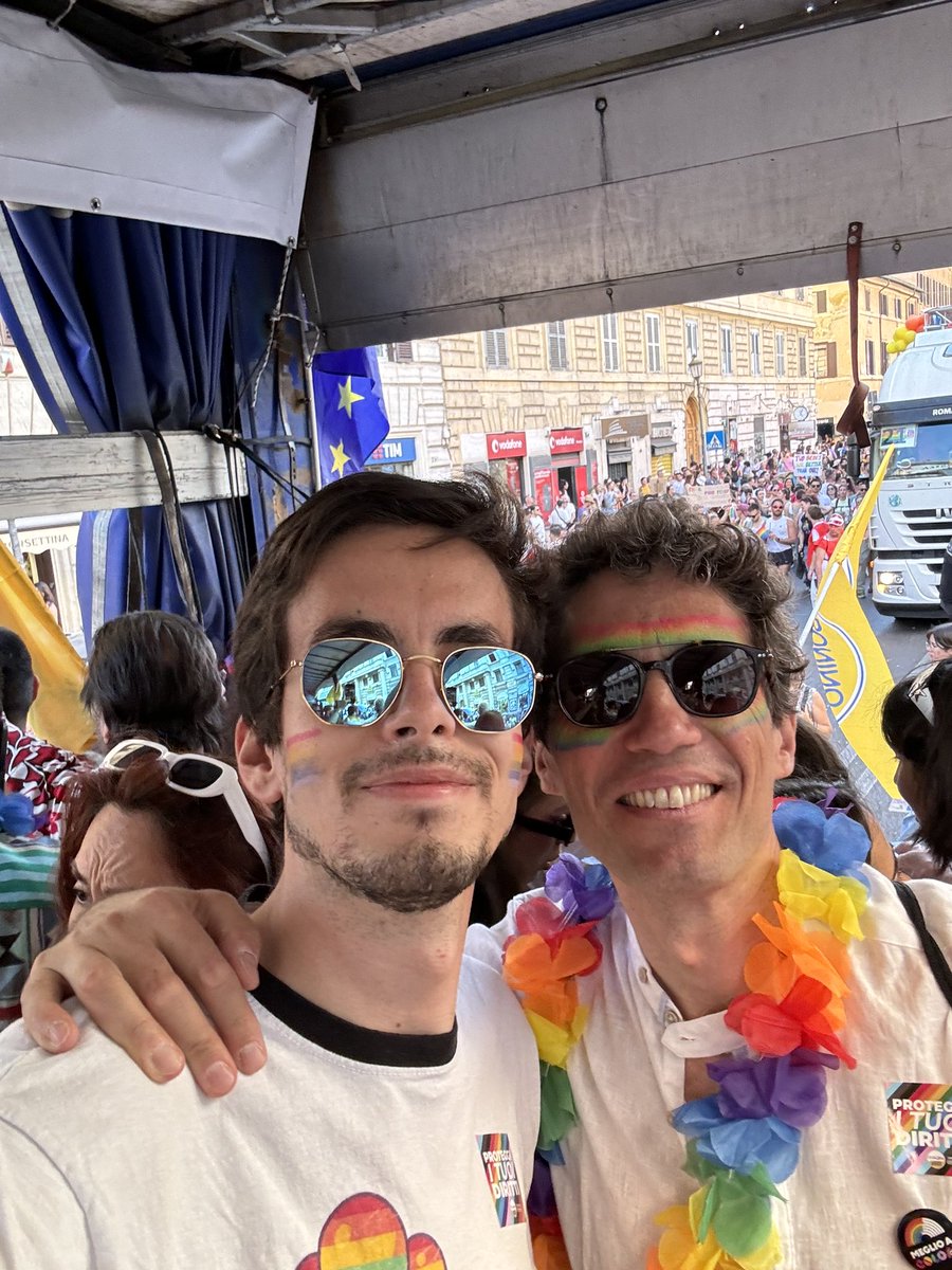 FerlitoEnnio's tweet image. Ieri al #RomaPride sul carro di @Piu_Europa per ribadire concetti molto semplici, che però fasci e bigotti faticano a comprendere: libertà di essere chi si è, libertà di amare chi si ama. 🏳️‍🌈🇪🇺
#Pride #PrideMonth #LoveIsLove