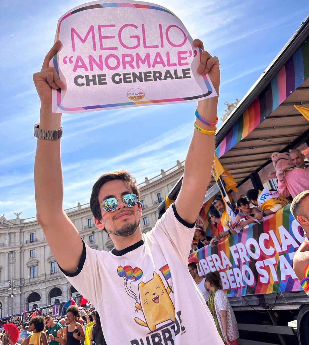 FerlitoEnnio's tweet image. Ieri al #RomaPride sul carro di @Piu_Europa per ribadire concetti molto semplici, che però fasci e bigotti faticano a comprendere: libertà di essere chi si è, libertà di amare chi si ama. 🏳️‍🌈🇪🇺
#Pride #PrideMonth #LoveIsLove