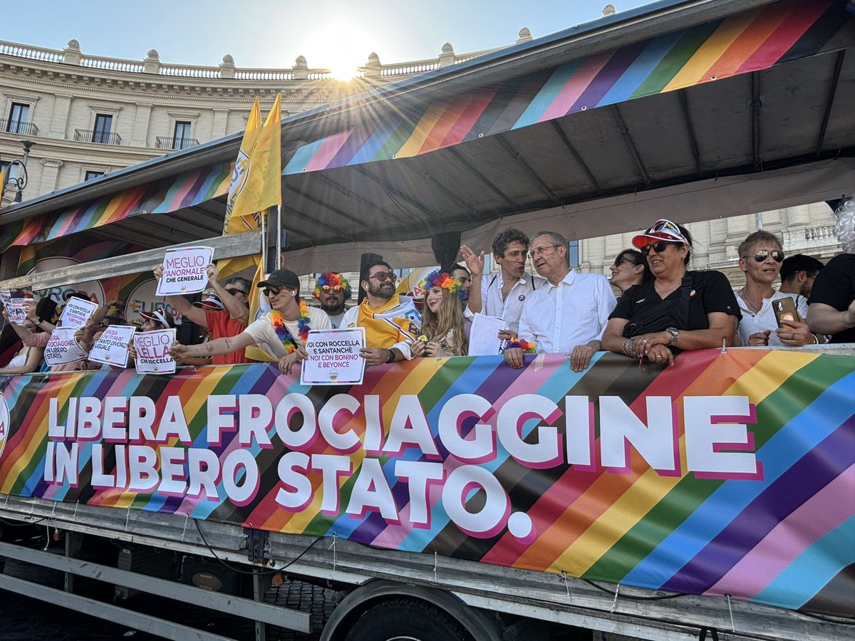FerlitoEnnio's tweet image. Ieri al #RomaPride sul carro di @Piu_Europa per ribadire concetti molto semplici, che però fasci e bigotti faticano a comprendere: libertà di essere chi si è, libertà di amare chi si ama. 🏳️‍🌈🇪🇺
#Pride #PrideMonth #LoveIsLove