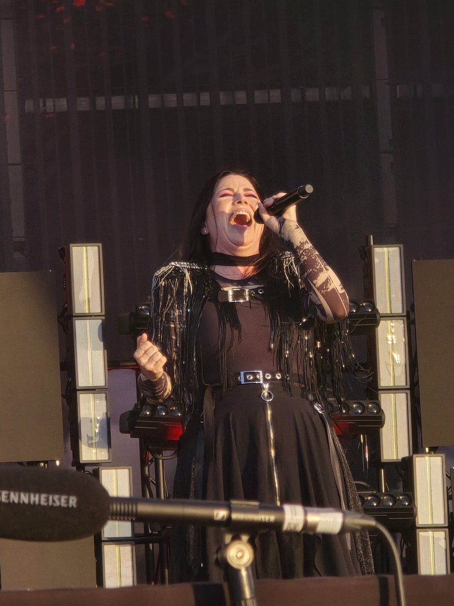 Moongyyu's tweet photo. @evanescence I have no words left for this woman, perfect 💞
#rir #rir2024 #rirlisboa #RockInRio #RockinRioLisboa #Evanescence #RockinRio2024 https://t.co/Y1YekEnlxs