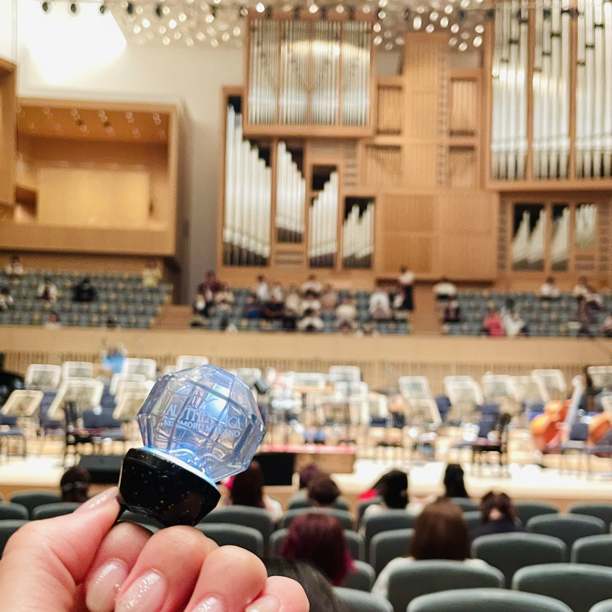 miukey_1541stew's tweet image. 1日目はサイド席2列だったけど実質最前で😭宮野さんの声がしっかり聞こえるってよりはオケの音がしっかり聞こえた。2日目はドセンで宮野さんとオーケストラの親和性を存分に浴びて溶けた🫠音がっ…違う！正面のハーモニーしゅごい🥹
#宮野真守 #AUTHENTICA