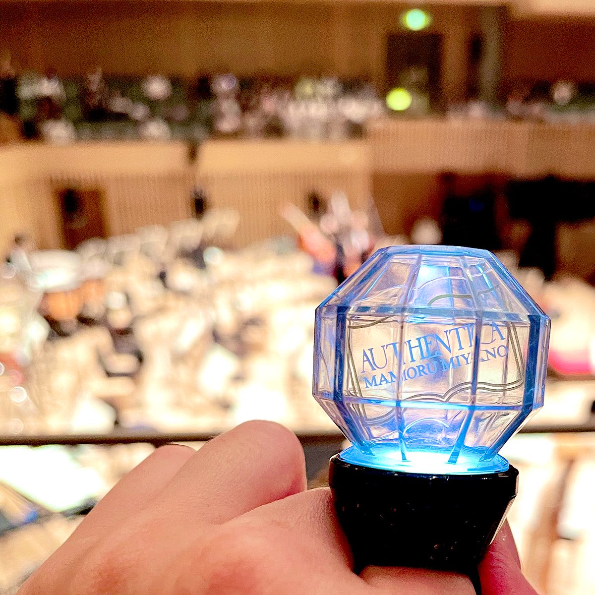 miukey_1541stew's tweet image. 1日目はサイド席2列だったけど実質最前で😭宮野さんの声がしっかり聞こえるってよりはオケの音がしっかり聞こえた。2日目はドセンで宮野さんとオーケストラの親和性を存分に浴びて溶けた🫠音がっ…違う！正面のハーモニーしゅごい🥹
#宮野真守 #AUTHENTICA