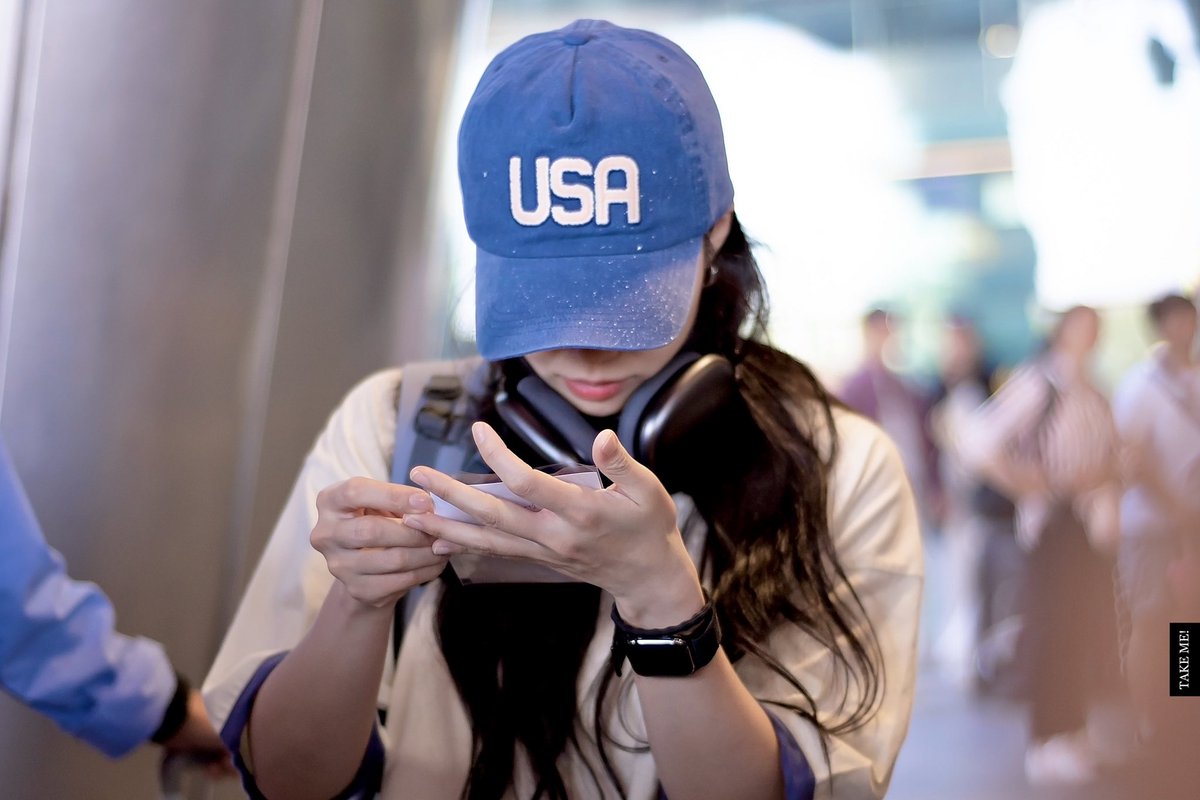 #에이핑크 #정은지
#Apink #Eunji <a href="/Apinkjej/">정은지</a>

너의 눈, 코, 입, 손,
그리고 에어팟맥스에 살짝 눌린 눌린 볼
🥹😭😇😙👈🙏🏻💗🔒🫳🫣🧎‍♀️

2406016 인천 입국