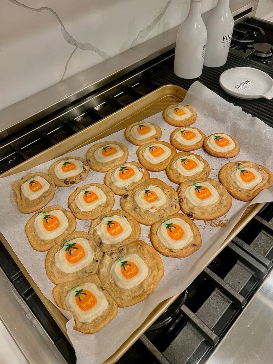 thespookygirll's tweet photo. pov: it’s a sunday afternoon. it’s chilly outside and you’re making cookies and your house smells like pumpkin spiced 🎃🍂 https://t.co/XJhwQnRNqL