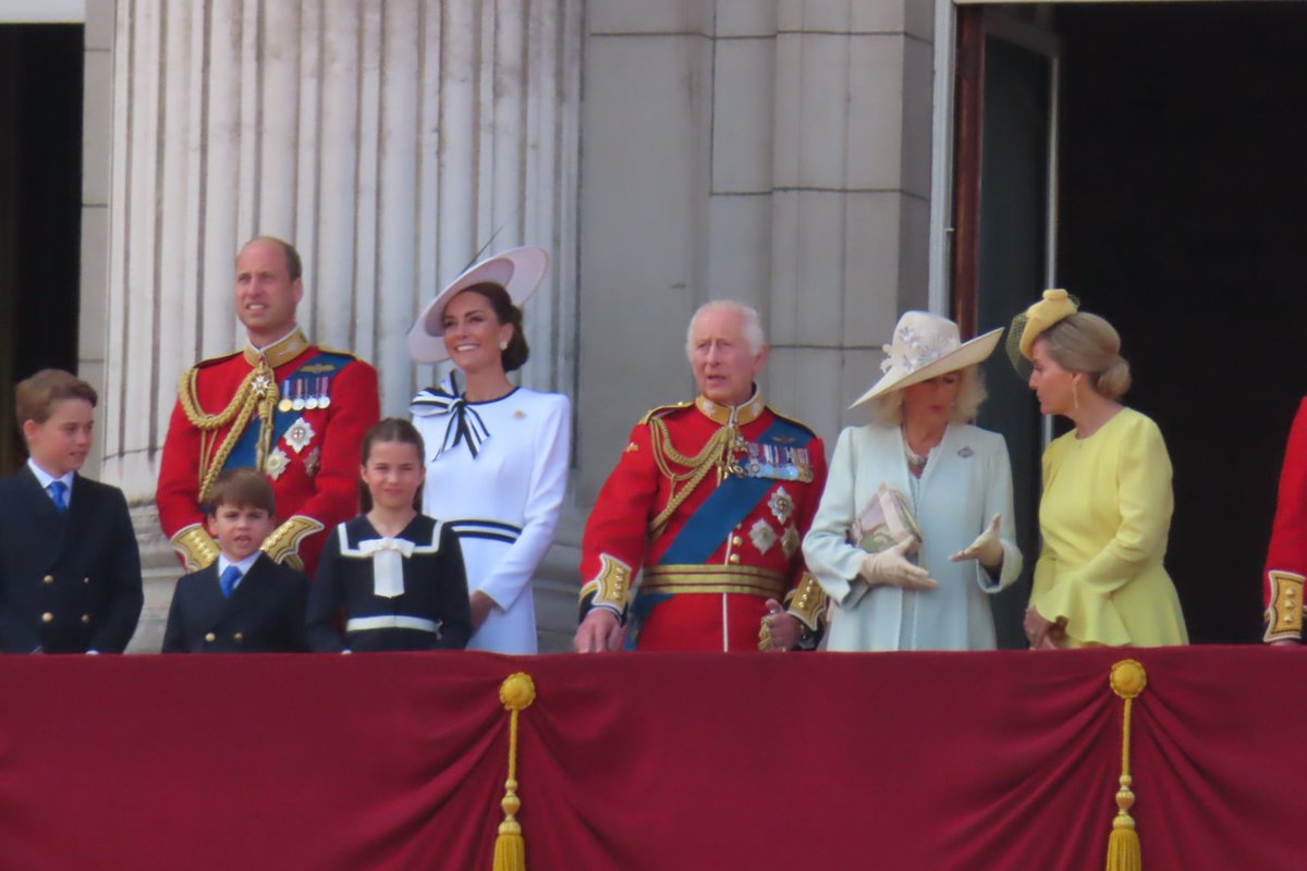 Yukari_sarang03's tweet image. キャサリン妃の体調が心配でパレードに参加してくれるのか気になったけど、美しい姿が見れた👏笑顔も素敵🤗お子さん達も超かわいい🥰
#トゥルーピングザカラー
#troopingthecolor