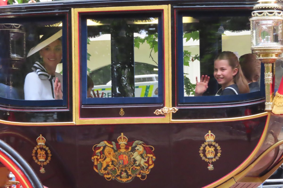 Yukari_sarang03's tweet image. キャサリン妃の体調が心配でパレードに参加してくれるのか気になったけど、美しい姿が見れた👏笑顔も素敵🤗お子さん達も超かわいい🥰
#トゥルーピングザカラー
#troopingthecolor