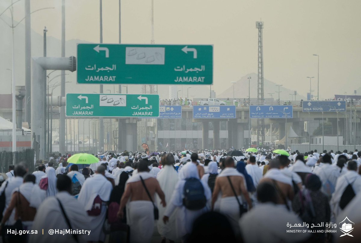 MoHU_En's tweet photo. Pilgrims confidently cast stones at Jamrat al-Aqaba on the first day of Eid al-Adha, filled with ease and assurance.

Blessed Eid 

#Hajj_1445H
#Ease_and_Tranquili https://t.co/VBDfrv15Gb