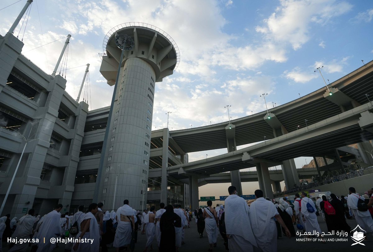 Pilgrims confidently cast stones at Jamrat al-Aqaba on the first day of Eid al-Adha, filled with ease and assurance.

Blessed Eid 

#Hajj_1445H
#Ease_and_Tranquili
