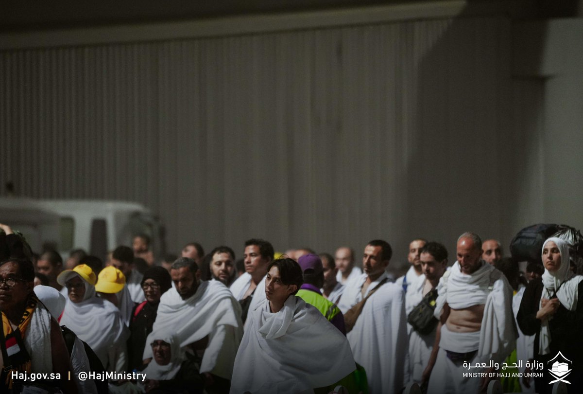 MoHU_En's tweet photo. Pilgrims confidently cast stones at Jamrat al-Aqaba on the first day of Eid al-Adha, filled with ease and assurance.

Blessed Eid 

#Hajj_1445H
#Ease_and_Tranquili https://t.co/VBDfrv15Gb