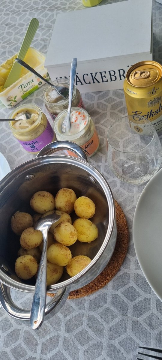 Robban_AIK's tweet image. Lunch hemma på altanen en söndag.

#sill 
#detvankasmidsommar
#Eriksberg