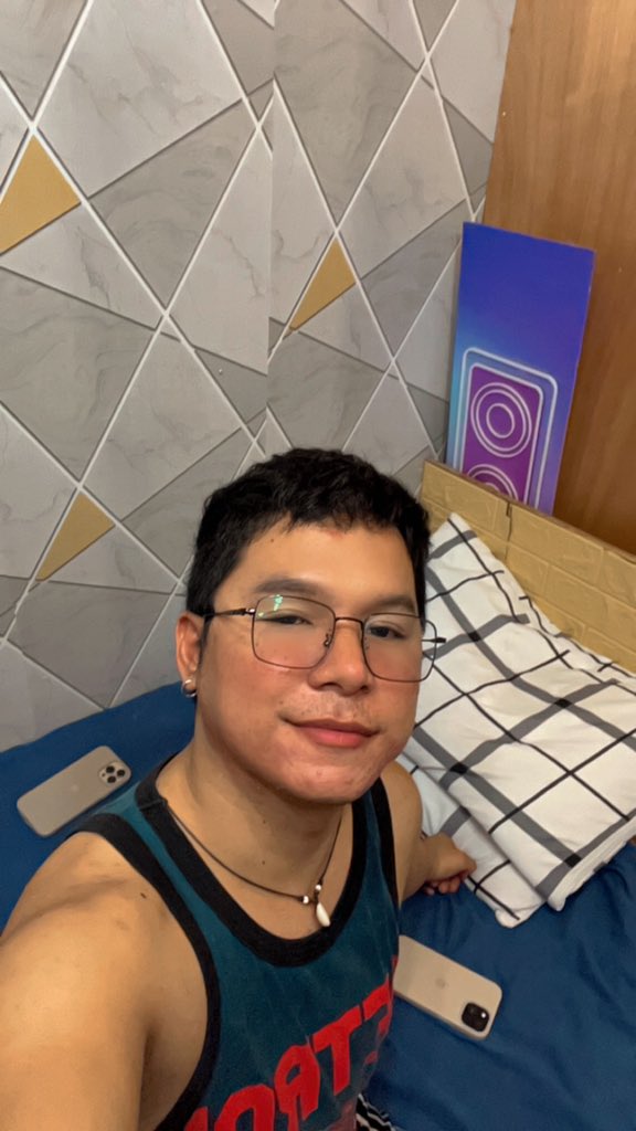 ES_0viedo's tweet photo. I’m lack of pillow in my bed can I use your thighs instead? https://t.co/BnJNXDBuCf