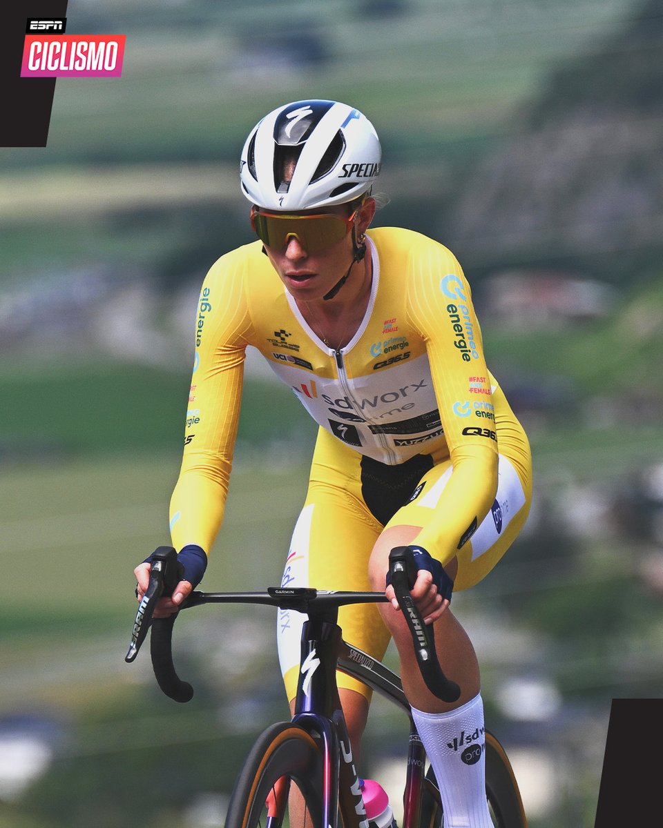 ESPNCiclismo's tweet photo. 2 de 2 para Demi #Vollering en el #TourDeSuisse ๐
La ciclista del #SDWrox se quedรณ con la victoria de la CRI y estรก mรกs lรญder que nunca. La acompaรฑaron en el podio Elisa #LongoBorghini y Kim #Cadzow. https://t.co/oTMgKcrG0X