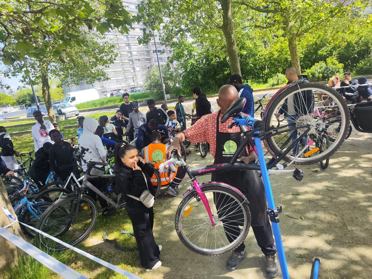 diangou_traore's tweet photo. #Francmoisincitoyenne FMC en partenariat avec @forcementale et Tousenselle Véloecole.
🚲🚲L'atelier co-réparation vélo nécessaire pour nos nombreux cyclistes au quartier 🚲🚲
#vélo
#atelierreparation
🚲🚲Action co-réparation vélo, plus de 50 vélos réparé. 🚲🚲 https://t.co/LMMu2yR6Di
