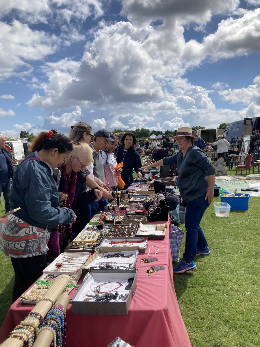 n_mcelhatton's tweet photo. Brilliant time at @SunburyAntiques Wimbledon Home &amp; Antiques Fair this morning - still going strong at 12 noon. Bought lots of retro stuff - now need to figure out where to put it. Thanks to organisers Jenny and Edward - can’t wait for Kempton on 30 June https://t.co/fsoyyuKdAU
