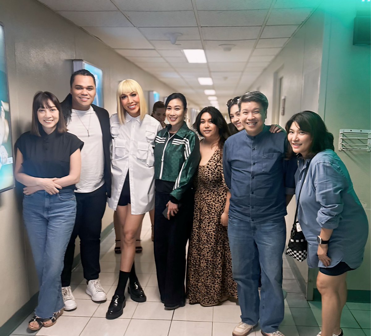 GarrettBoldenjr's tweet image. #expeciallyforyou @ @itsShowtimeNa ✨
with our bosses @annettegozonvaldes @tracymgarcia ♥️

salamat meme @vicegandako  🤎
.
.
.
.
.
.
@michodacasin @smilecreationsbydr.frank @kinezabydrakris