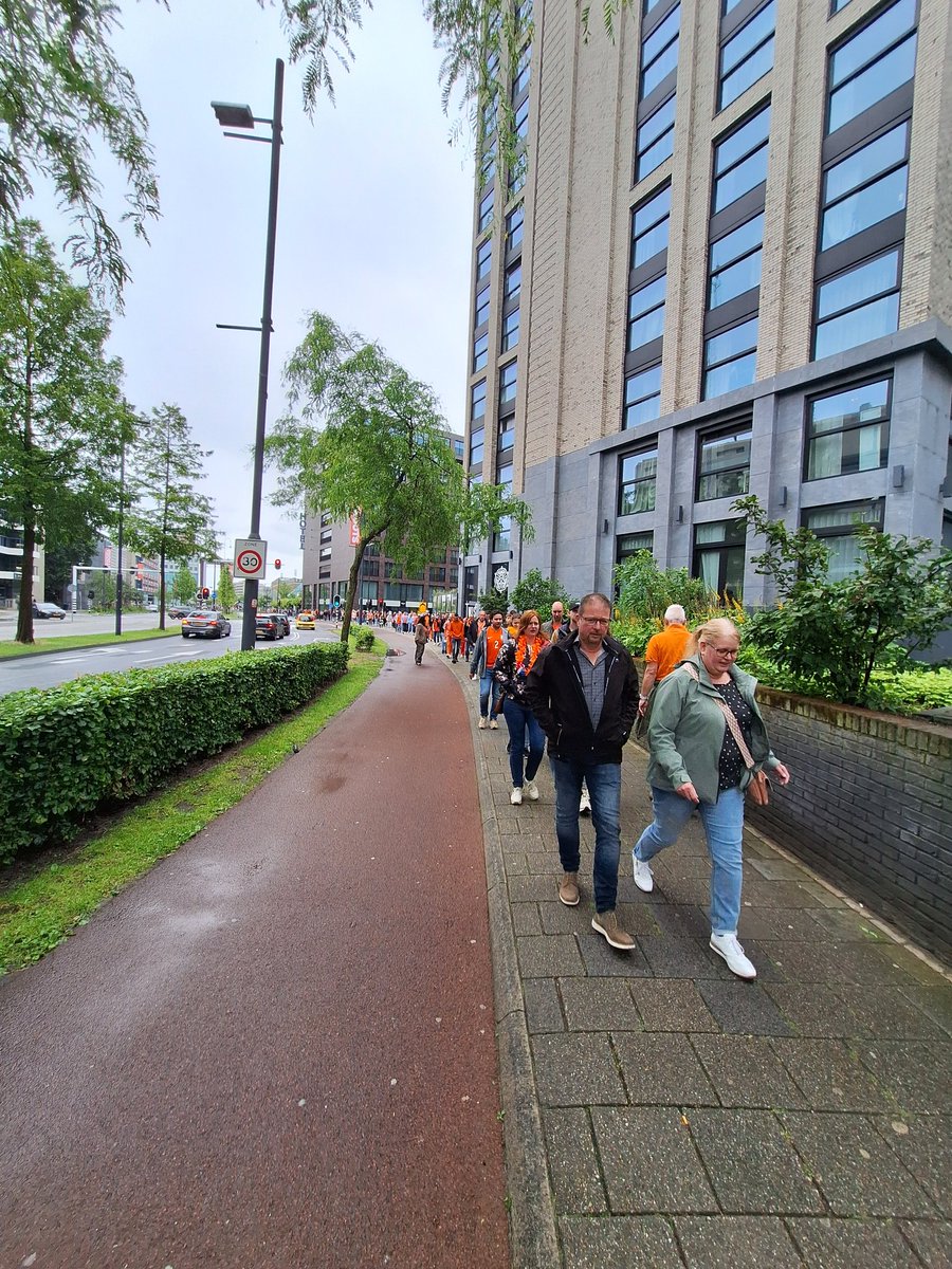 MeNieb's tweet image. Niet alleen in Hamburg ook in Eindhoven #oranjemars #Groots #polned