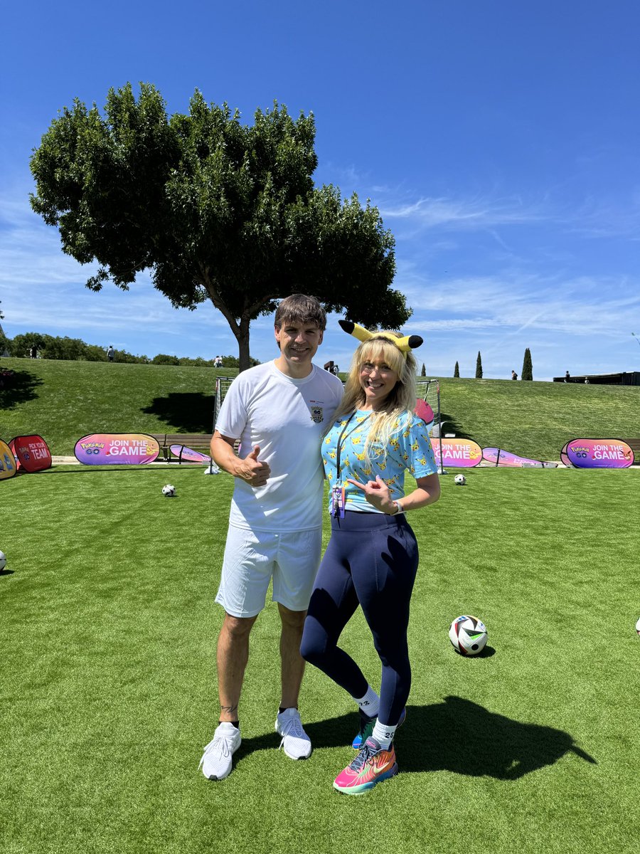 Retweet if you love football!⚽️🇪🇸✨
I had the absolute pleasure to get some kicking tips from football legend Fernando Morientes at Pokémon GO Fest Madrid 🤩

100% GOAL! 🫶🏼🇪🇸✨⚽️💕

#PokemonGOFest2024 #PokemonGOFest #PokemonGO #AlmostShiny #Madrid #RealMadrid