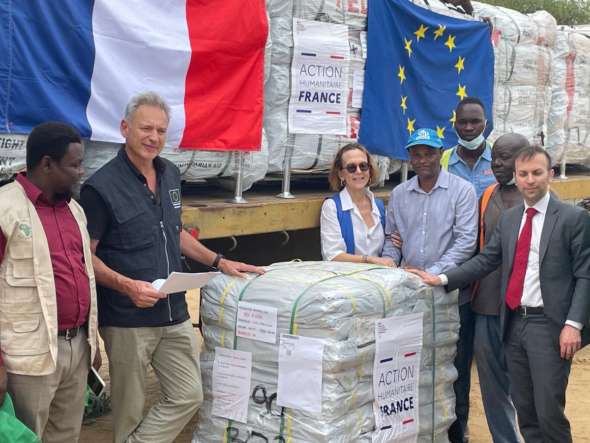 lauralocastro4's tweet photo. Merci à ÉCHO pour les trois vols humanitaires qui ont commencé à amener au Tchad des ressources matérielles essentielles à la réponse à l’Est, y inclut les 108 tentes et 810 bâches partie d’une plus large donation de la France au HCR. Merci au nom des réfugiés ❤️ https://t.co/LNZq7jiXHr