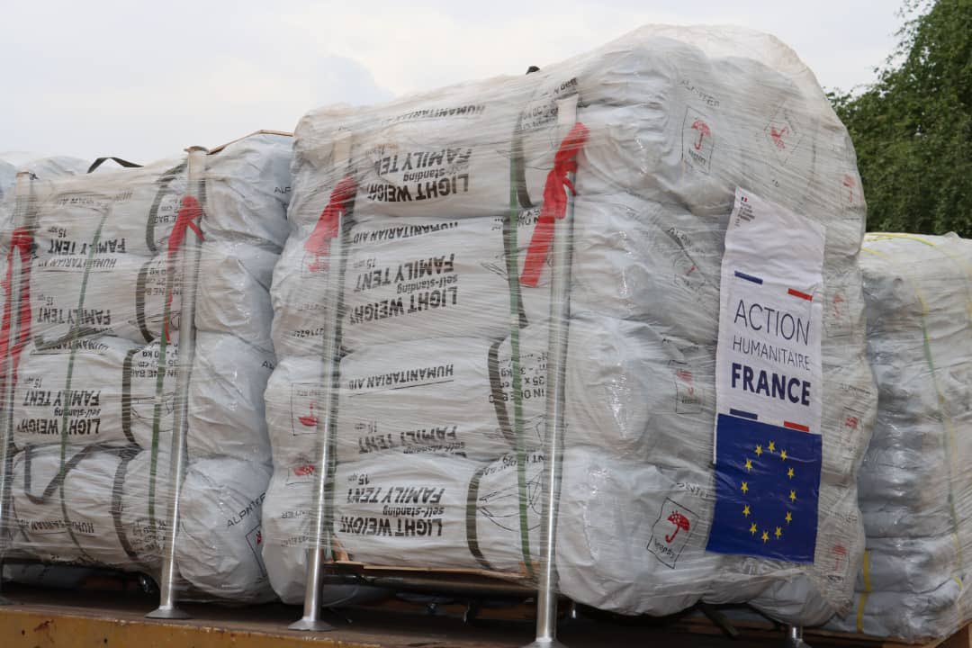 lauralocastro4's tweet photo. Merci à ÉCHO pour les trois vols humanitaires qui ont commencé à amener au Tchad des ressources matérielles essentielles à la réponse à l’Est, y inclut les 108 tentes et 810 bâches partie d’une plus large donation de la France au HCR. Merci au nom des réfugiés ❤️ https://t.co/LNZq7jiXHr