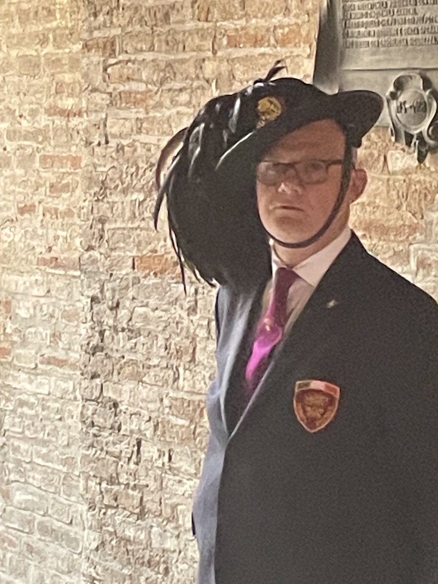 tmaryh's tweet image. Turns out the Criminal Bar does NOT have the monopoly on bonkers head gear! Who knew? #interrailing 🇮🇹