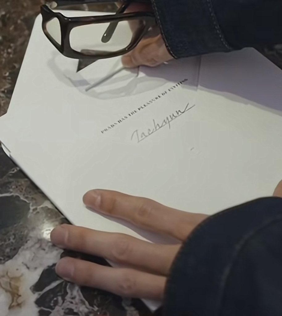 matoujourbelle's tweet image. นั่นไง ถือแว่นจริงด้วย มิลานระเบิดได้เลย

JAEHYUN SHINES IN PRADA #PradaSS25 #PradaSS25xJaehyun @Prada