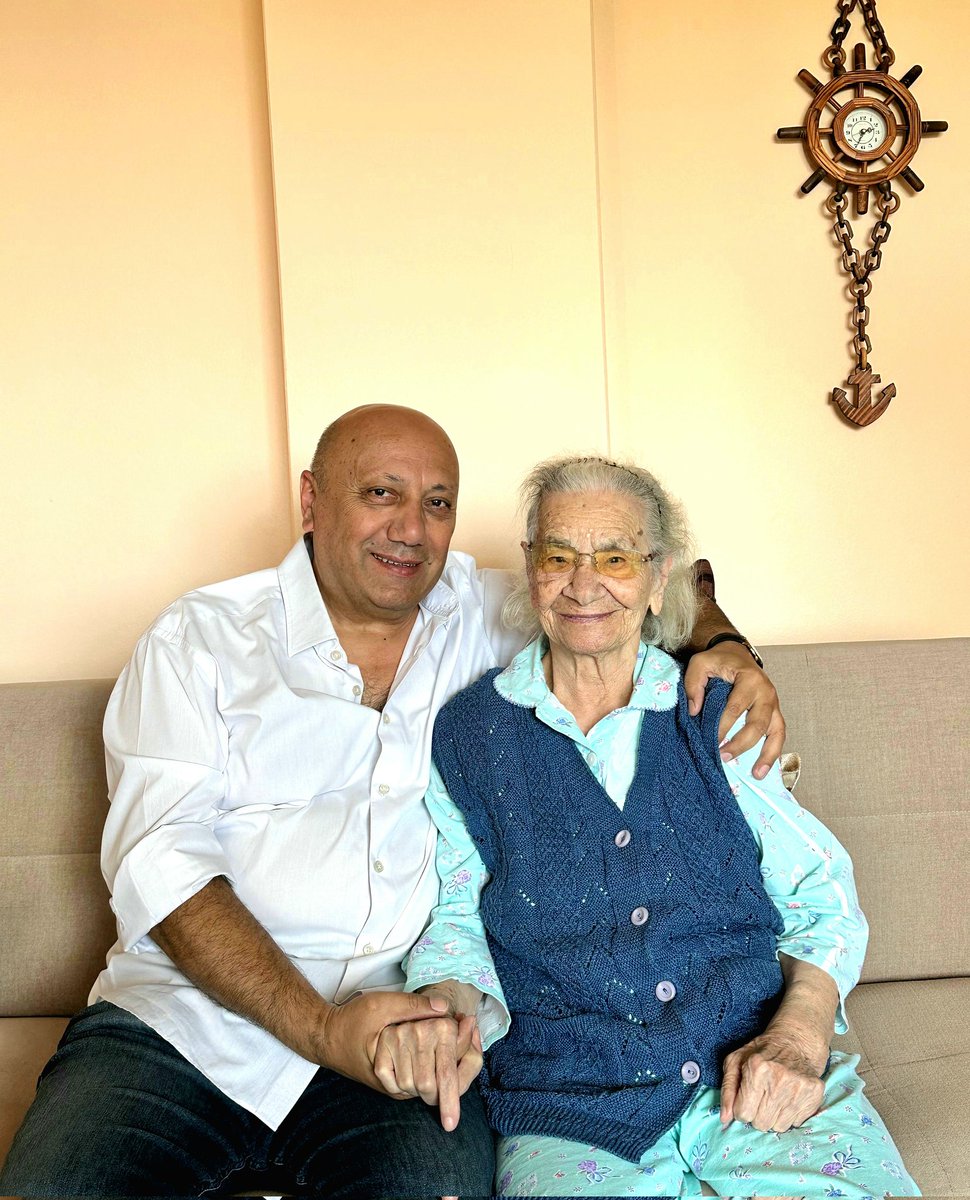 Bu bayramda 
en sevdiğim yerdeyim; 
Annemin yanındayım.
Tüm dostlara iyi bayramlar...