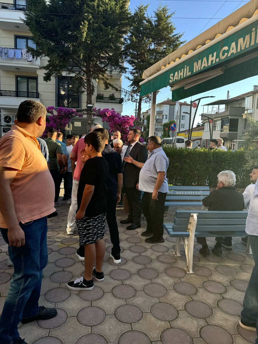 İlçe yöneticilerimiz ile birlikte Kurban bayramı bayramlaşma programımızı Sahil Camii’mizde bayram namazından sonra hemşehrilerimizle birlikte gerçekleştirdik. Rabbim kabul eylesin. Hayırlı Bayramlar🤲🏻