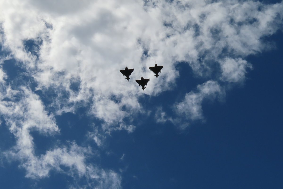 Yukari_sarang03's tweet image. 祝砲も凄かったし、空軍の編隊飛行、ロイヤルエアフォースRed Arrowsがとても綺麗だった！
#トゥルーピングザカラー
#troopingthecolor