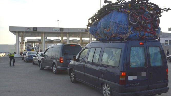 Poco se habla de La Operación Paso del Estrecho. 700.000 vehículos recorren España de punta a punta sin ITV, con los coches con cargas de varios metros de altura y dejando lleno de basura gasolineras y áreas de descanso.

Prueba tú siendo español a circular así.