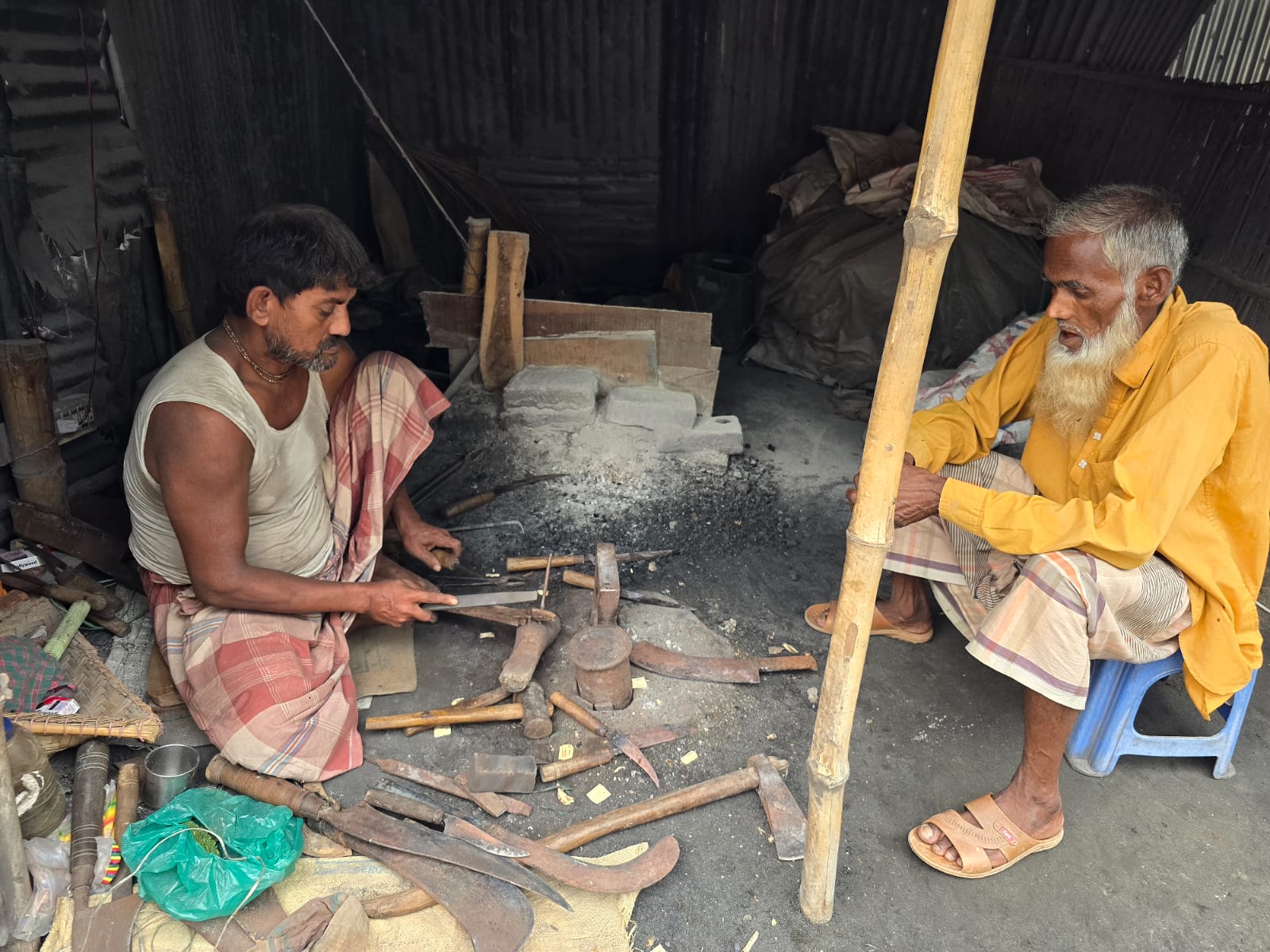 টুং টাং শব্দ, শেষ সময়ে ব্যস্ত কর্মকাররা