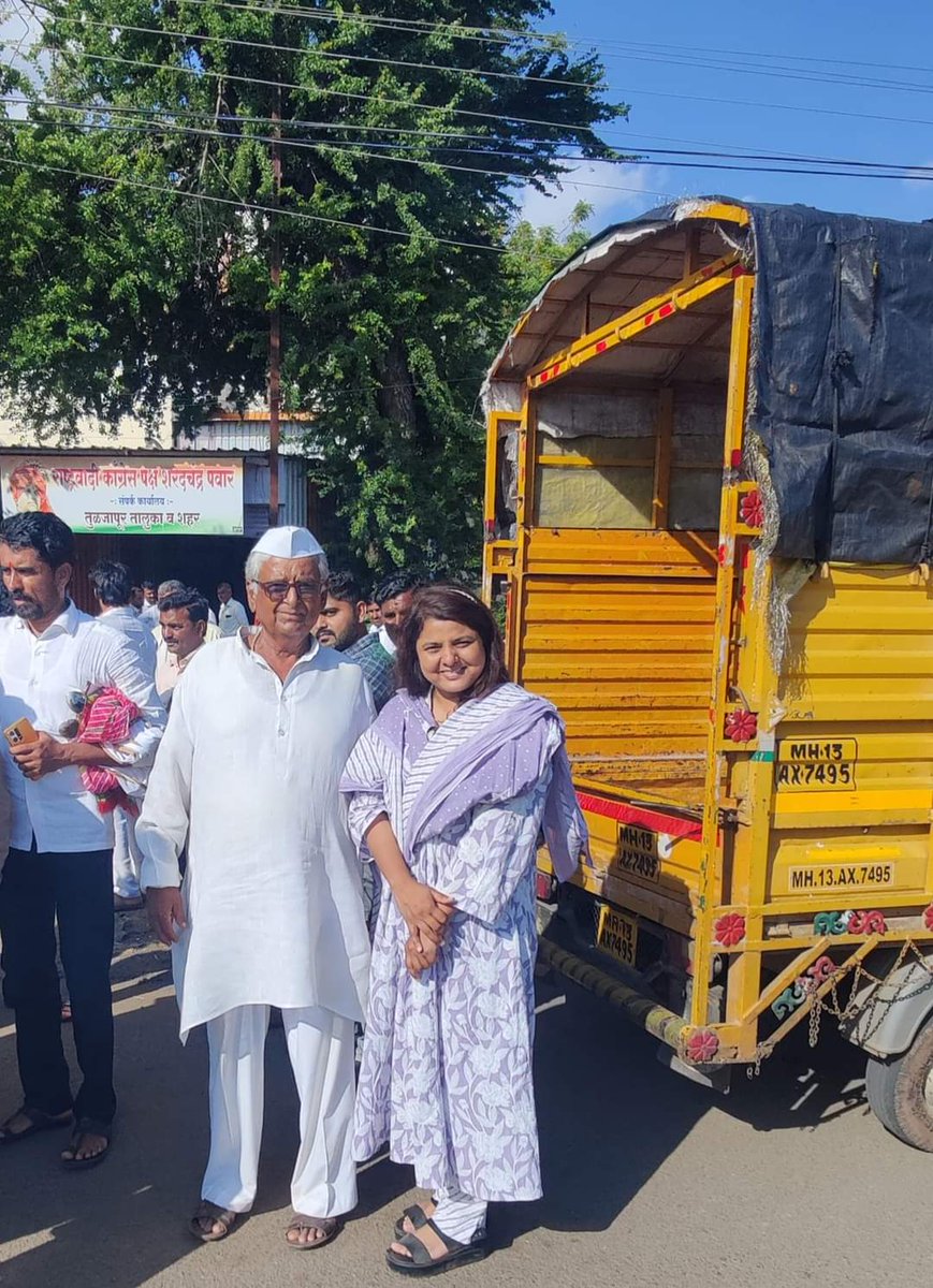 मसला येथील राष्ट्रवादी काँग्रेस पार्टी शरदचंद्र पवार पक्षाचे ज्येष्ठ नेते तथा आदरणीय नेतृत्व श्री नरवडे काका यांची आज तुळजापूर शहरांमध्ये भेट झाली.
 यावेळी त्यांनी तुळजापूर तालुक्यातील काही बाबींविषयी संवाद साधला व मला मार्गदर्शन केले.
A big thank you Kaka 🙏😊🌷