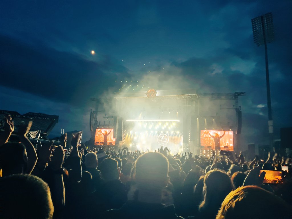 WORLD CLASS 🤟🏼🎶🎸 <a href="/foofighters/">Foo Fighters</a>