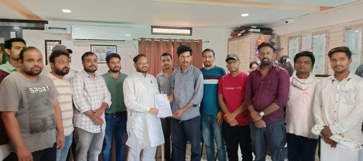 Akshaysamadhan2's tweet photo. ♦️खासदार अनिल बोंडे साहेब यांना सर्व विषय समजावून सांगितला , त्यांनी  देवेंद्र फडणवीस साहेब यांना व MSEB Holding Company che MD vishwas Pathak , यांना सर्व विषय समजावून सांगितला तसेच ही भरती विधानसभा निवडणुक आधी पूर्ण करण्याची विनंती केली. https://t.co/XjSPD24HqI
