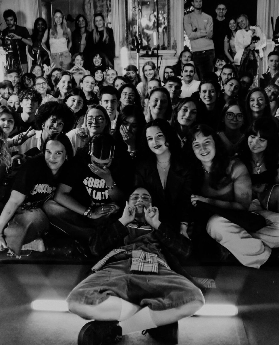 billieeilishtrs's tweet image. Billie photographed with fans at the ‘HIT ME HARD AND SOFT’ @Deezer event in Paris, France recently! 💙

📸: ineskarma