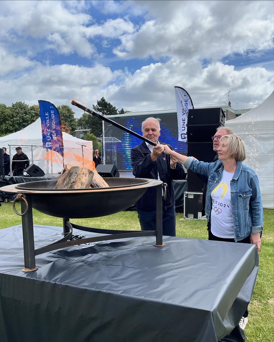 clayessousbois's tweet photo. 🎉SEMAINE DES JEUX OLYMPIQUES &amp; PARALYMPIQUES DES #CLAYESSOUSBOIS🎉

🔥C’est parti jusqu'au 23 juin ! Ce samedi @phGuiguen et son équipe municipale ont allumé la flamme de la ville et quelle journée incroyable au côté de toutes les #ecoles clétiennes qui ont défilé ! https://t.co/WoRBNmZ6eC