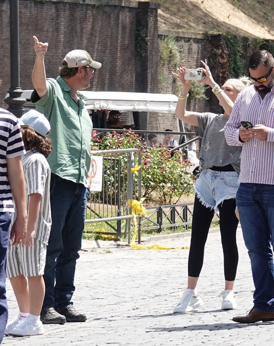 gwenblakeinfo's tweet photo. 📸 15th June 2024 II Gwen, Blake and the family in Rome, Italy [88 HQs] https://t.co/gBjngD2EE3 https://t.co/wAeZbsY1wv