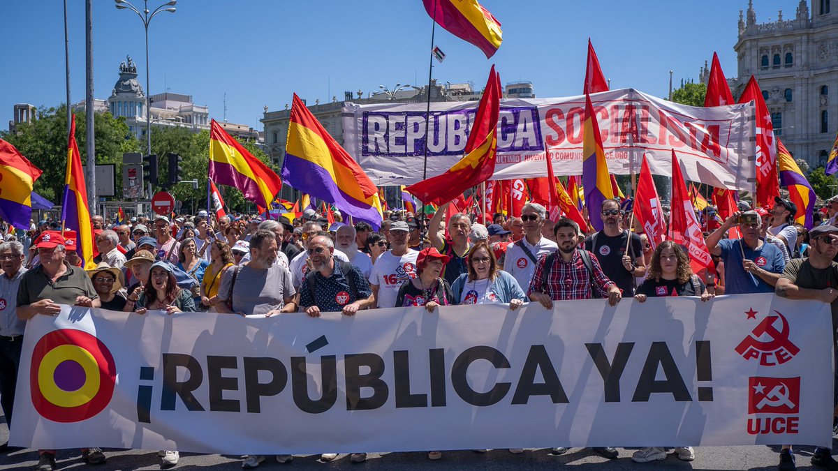Hoy hemos sido miles en las calles de Madrid en la #MarchaRepublicana16J.

Tenemos que seguir impulsando un amplio movimiento popular por la #IIIRepública para democratizar todo y construir un país más justo.

¡Viva la República! 🟥🟨🟪✊