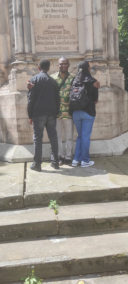 CitizenPeper's tweet photo. Father with 2 of his numerous kids. #JollyDay https://t.co/N8TaW0JM5n