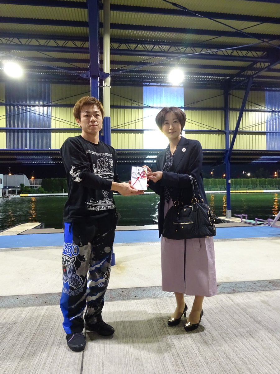 b6_suminoe's tweet photo. 「第7回auじぶん銀行賞」は４号艇の高岡竜也選手が優勝しました！👏
高岡選手にはauじぶん銀行賞が授与されました！📷

高岡選手は通算２勝目、どちらもボートレース住之江での優勝となります🔥
おめでとうございます㊗ https://t.co/TvLxj8WvsU