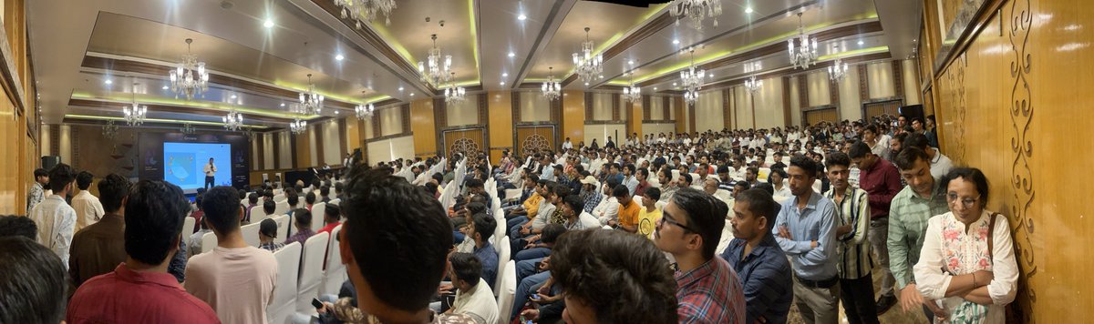 chouhansp's tweet photo. #Groww india ki seat bhi kam pad jayee😂 #moment of the day https://t.co/druh6vfb70